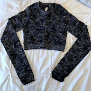 GYMSHARK ADAPT CAMO SEAMLESS LONG SLEEVE CROP TOP
